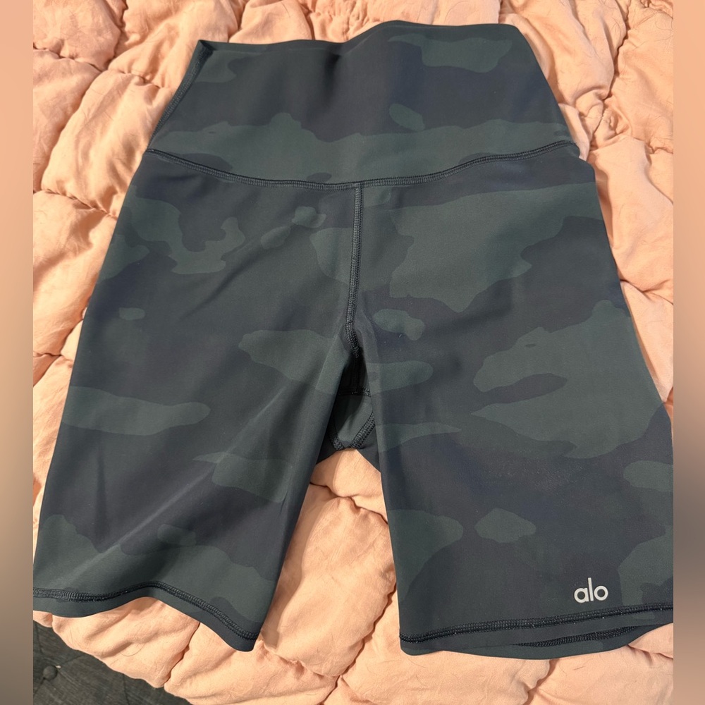 ALO Yoga Women's Black Camo Vapor Shorts Medium